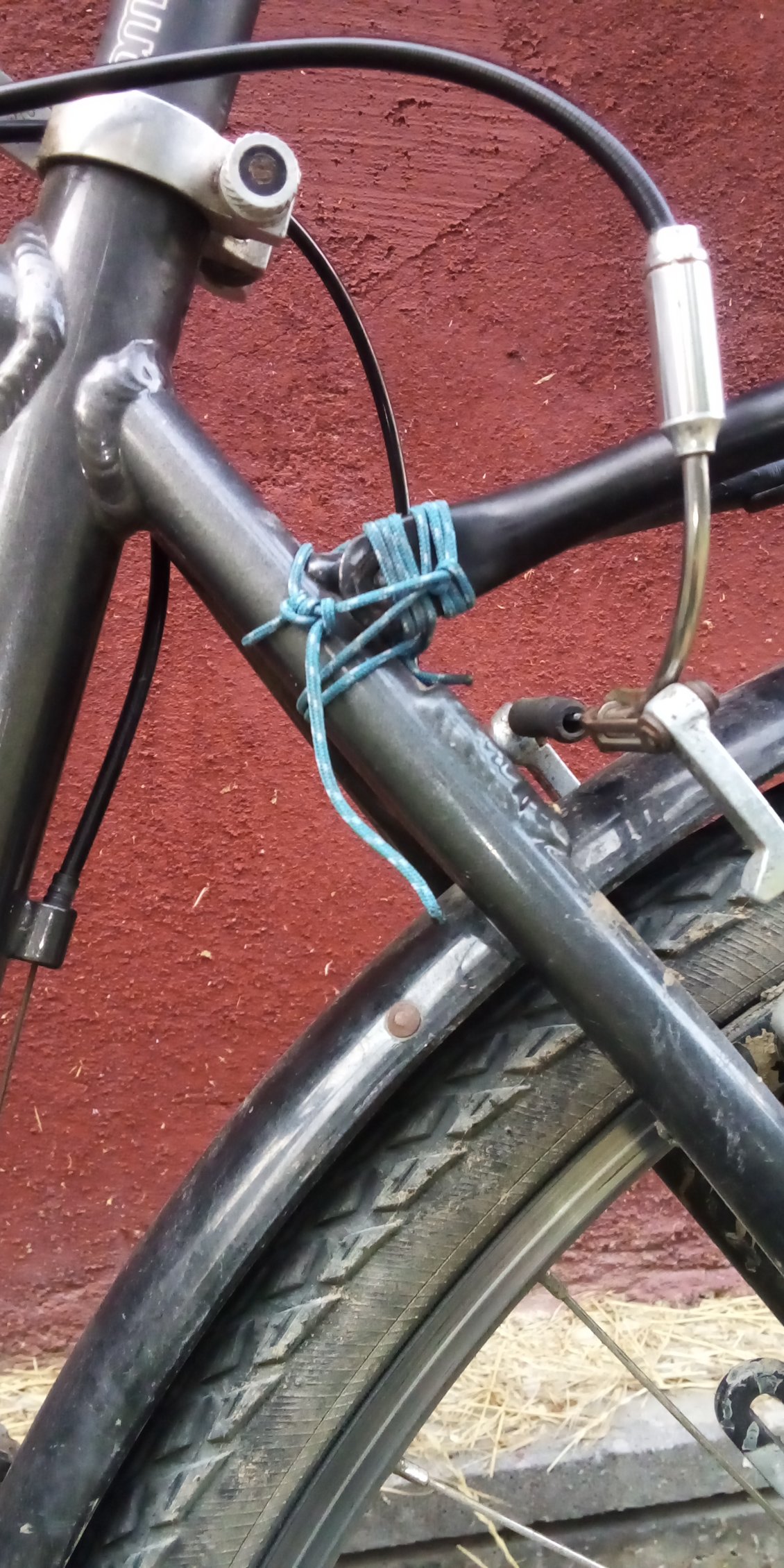 Ça tenait tout seul mais j'assure avec les moyens du bord. Je garderai un œil dessus.