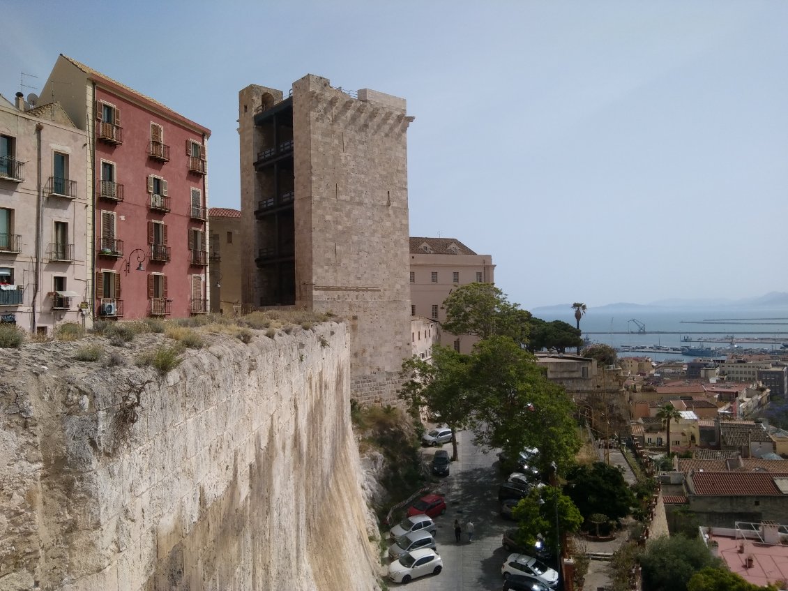 Rempart de la citadelle et tour de l'éléphant