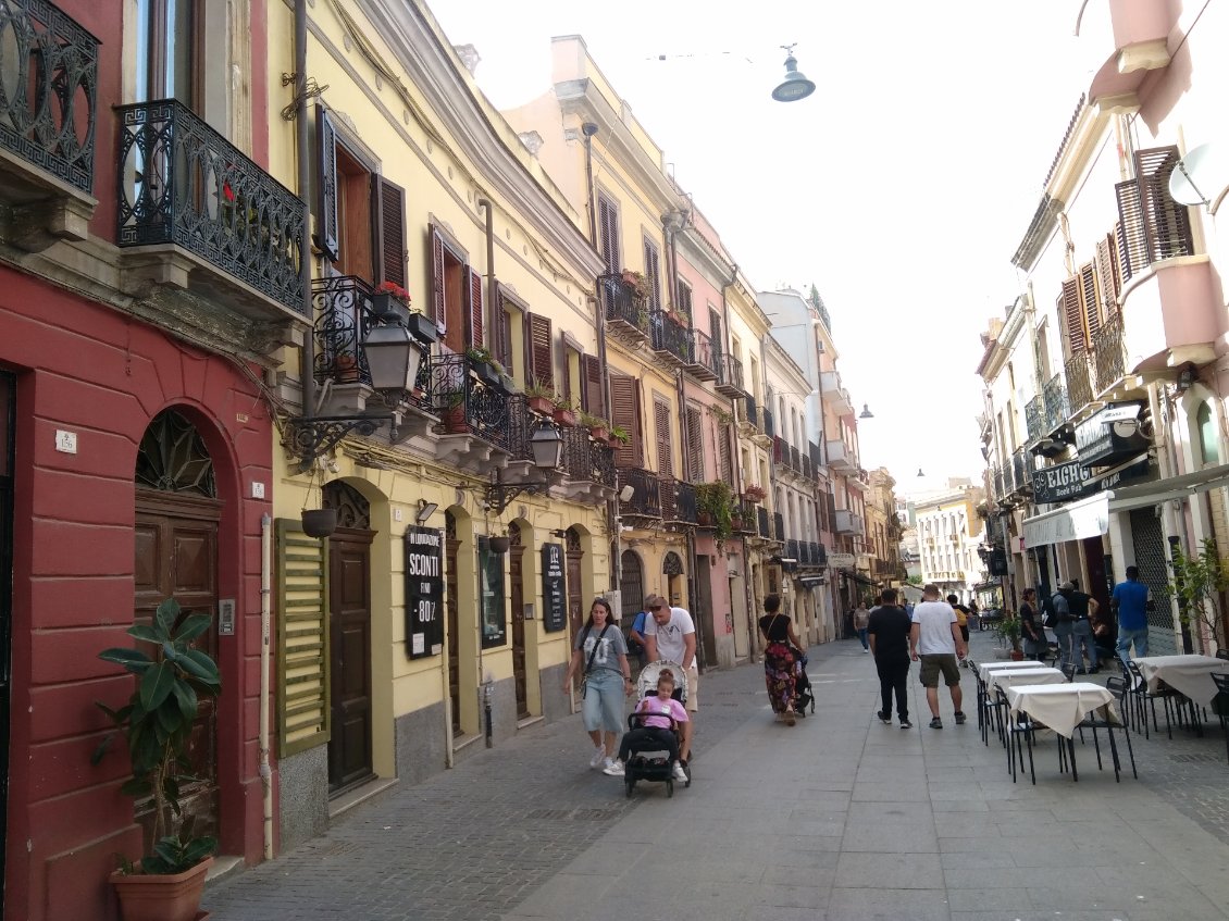 Rue commerçante du quartier de la Marina