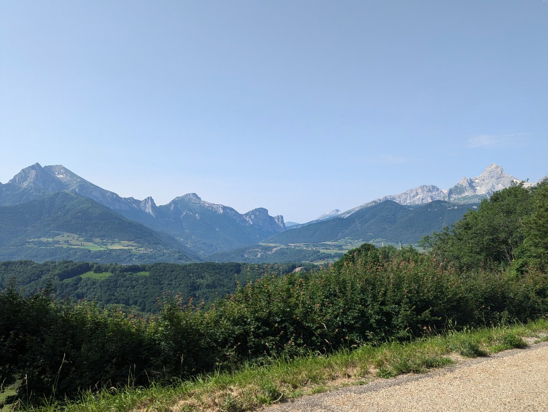 Coup d’œil sur l'entrée du Dévoluy, dans la montée à Sainte Luce