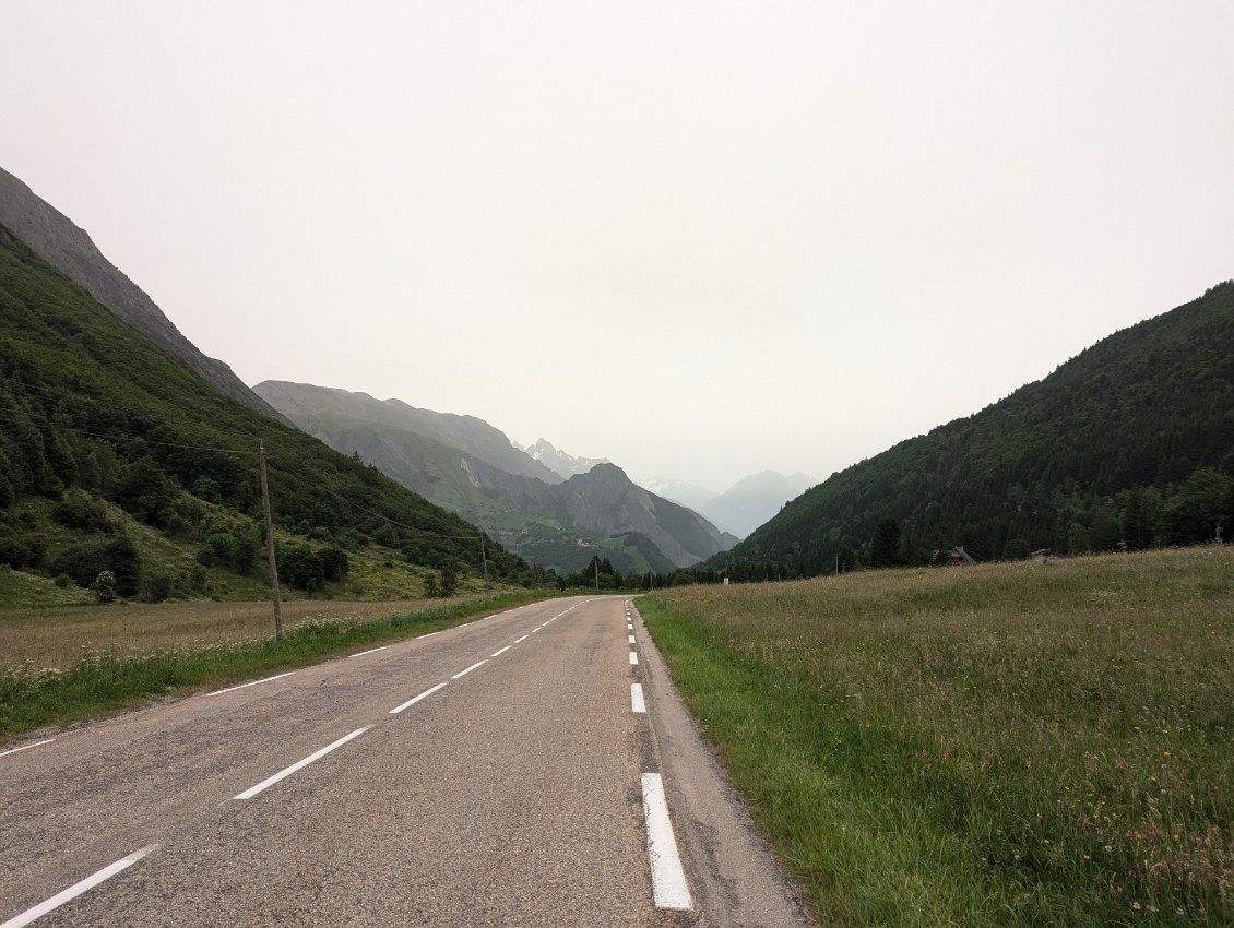 Départ du Col d'Ornon dans cette ambiance Sahara.