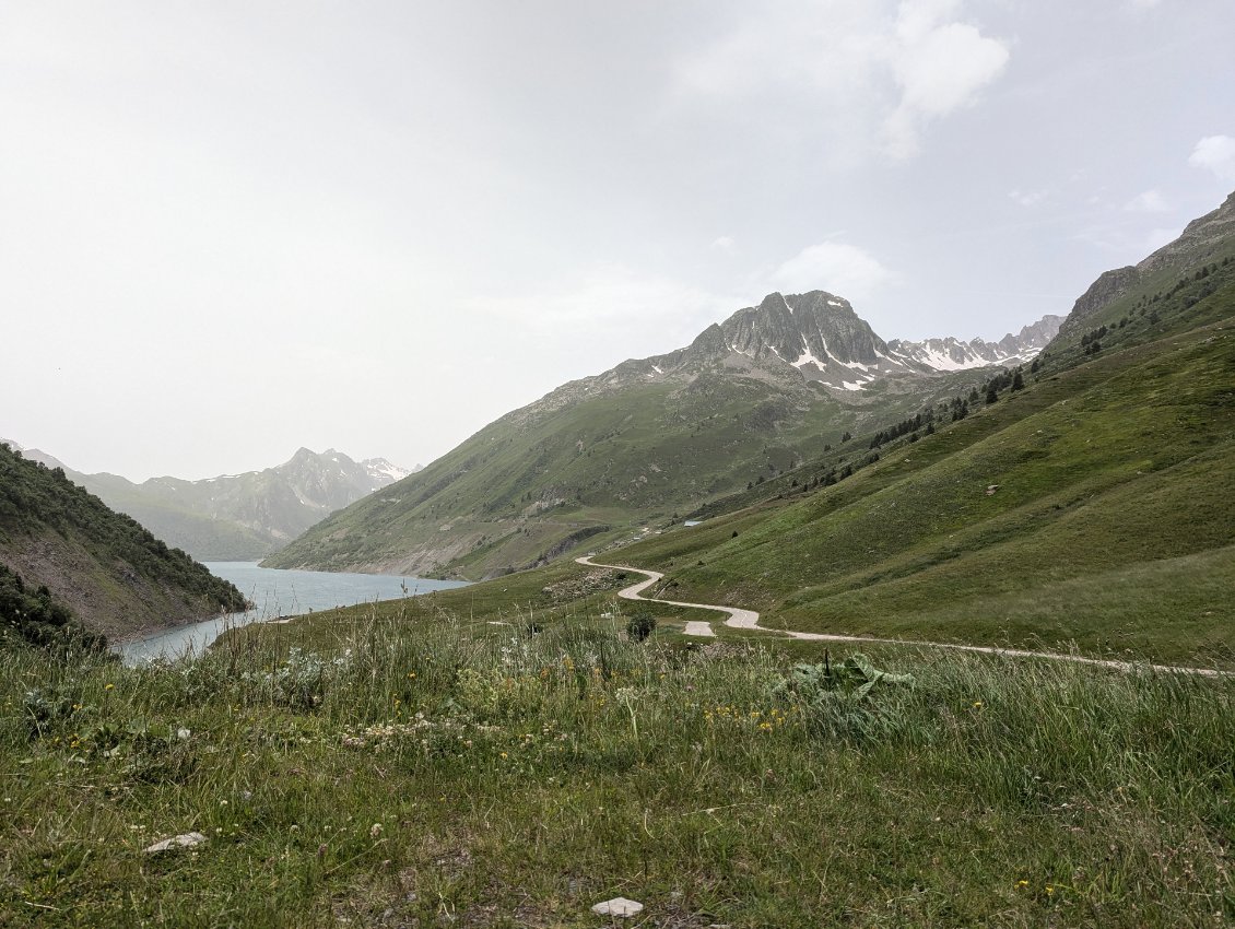 Le lac de Grand Maison et le rocher Pilliozan en rive droite