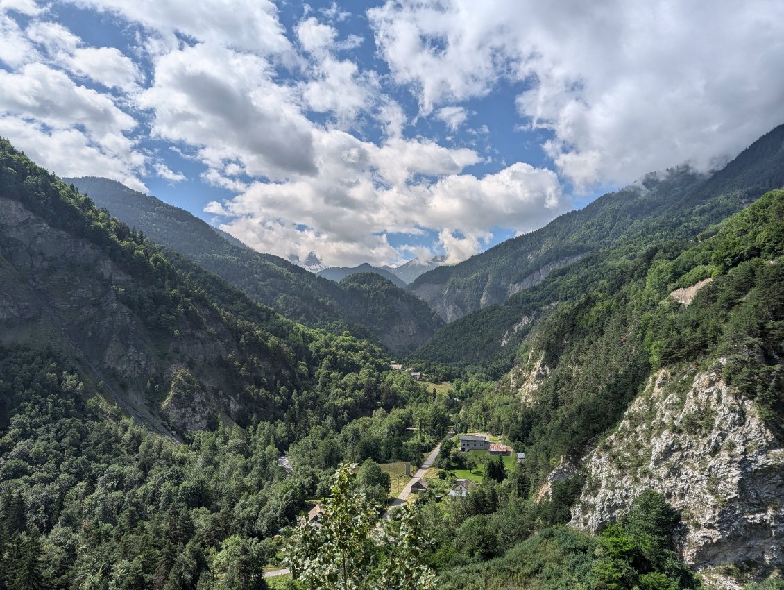 Enfin elles montrent le bout de leurs pics (les Aiguilles d'Arves), sans aucun doute les plus belles montagnes du monde et aujourd'hui, les plus capricieuses ;)