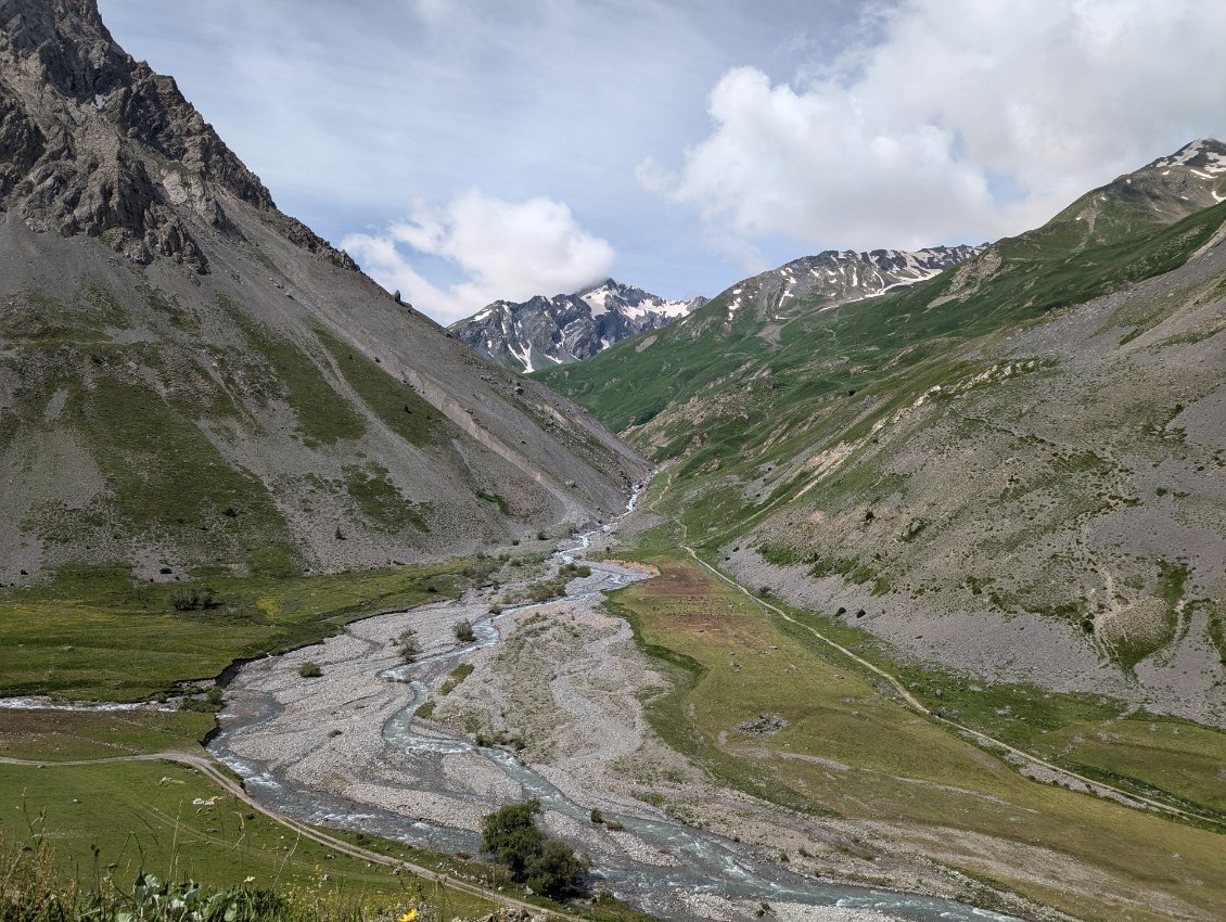 En montant au Col du Galibier, le torrent de la Lauzette et la pointe éponyme