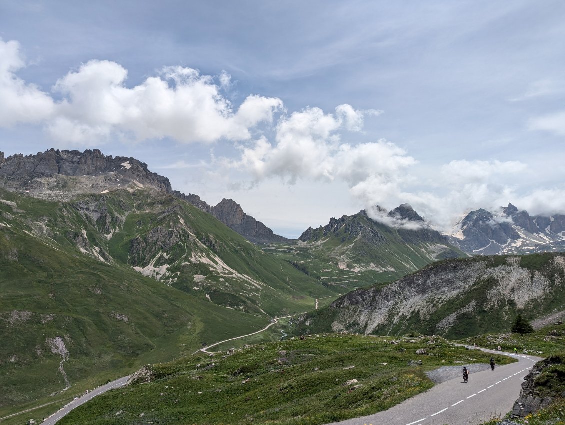Sur la route du col. Initialement, j'aurais aimé passer par le seuil des Rochilles, dont on lit bien la belle piste, juste en face.