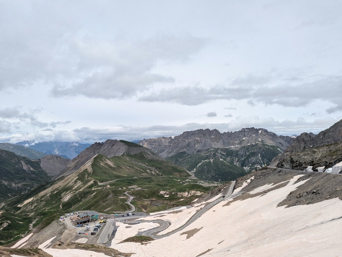 Arrivée au col, au revoir la Maurienne, les rochers de la Grande Paré et Roche Olvéra.