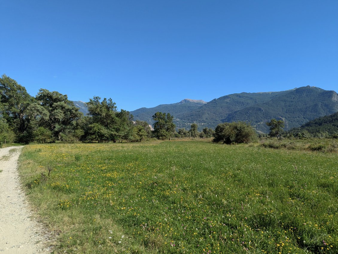 Toujours les jolies pistes, le long de la Durance, vue sur Risoul et Vars