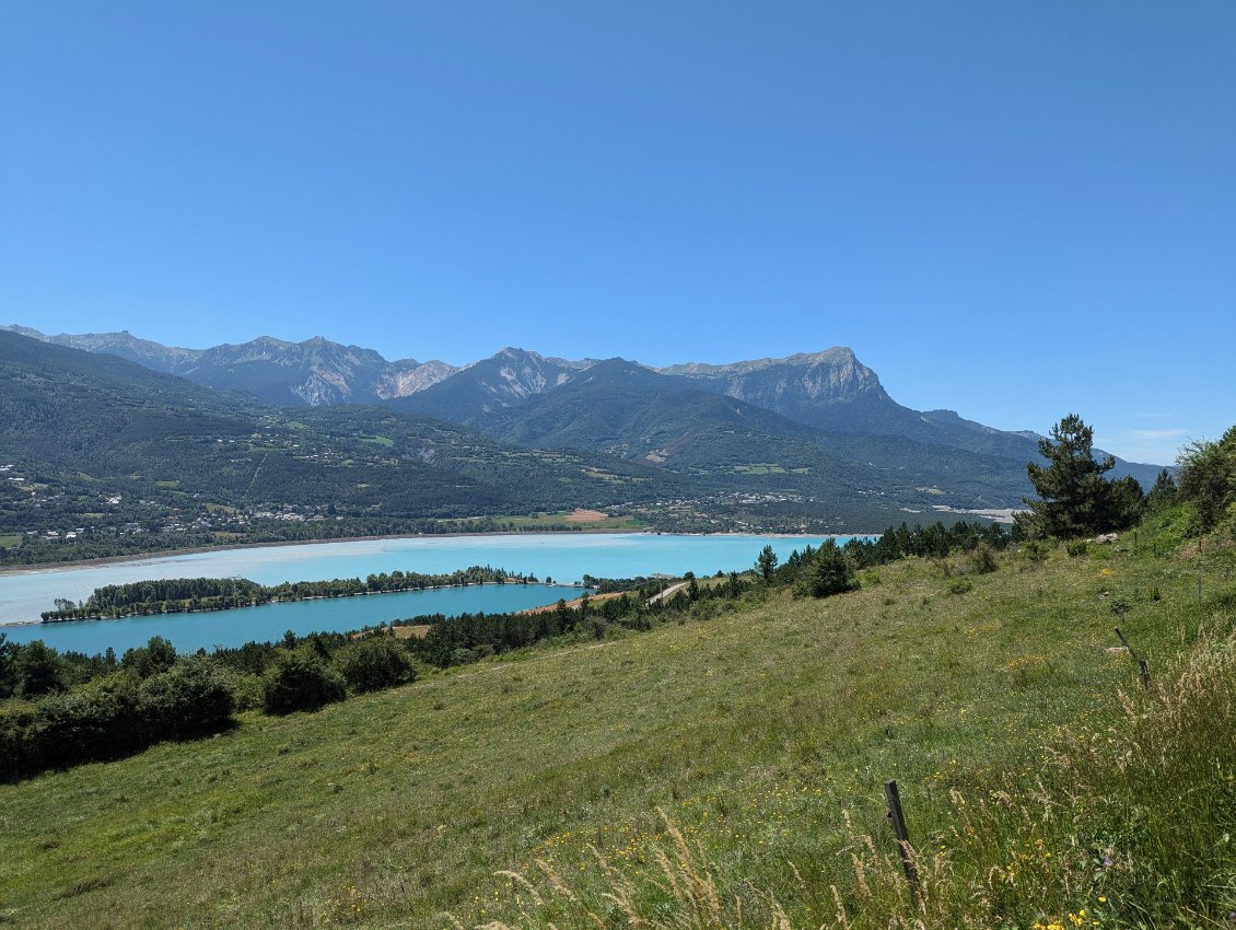 Le lac de Serre-Ponçon, son plan d'eau et le Grand Morgon