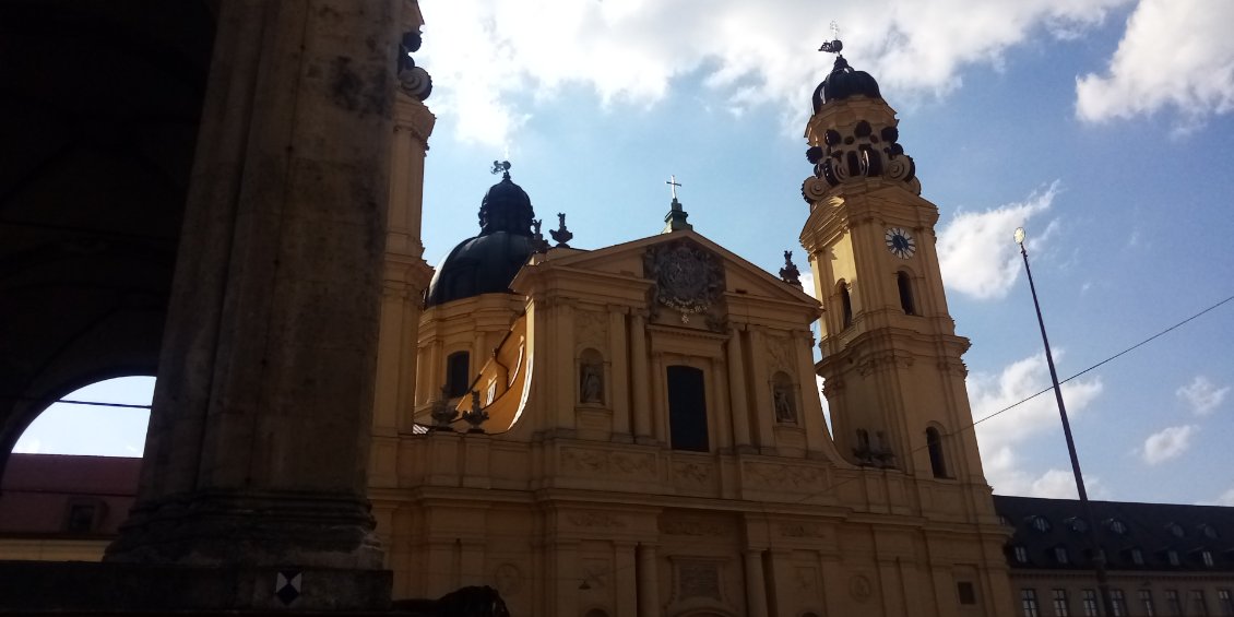 J'arrive sur une très belle place. Je regarde, il s'agit de Odéonsplatz. Très jolie, et très fréquentée.