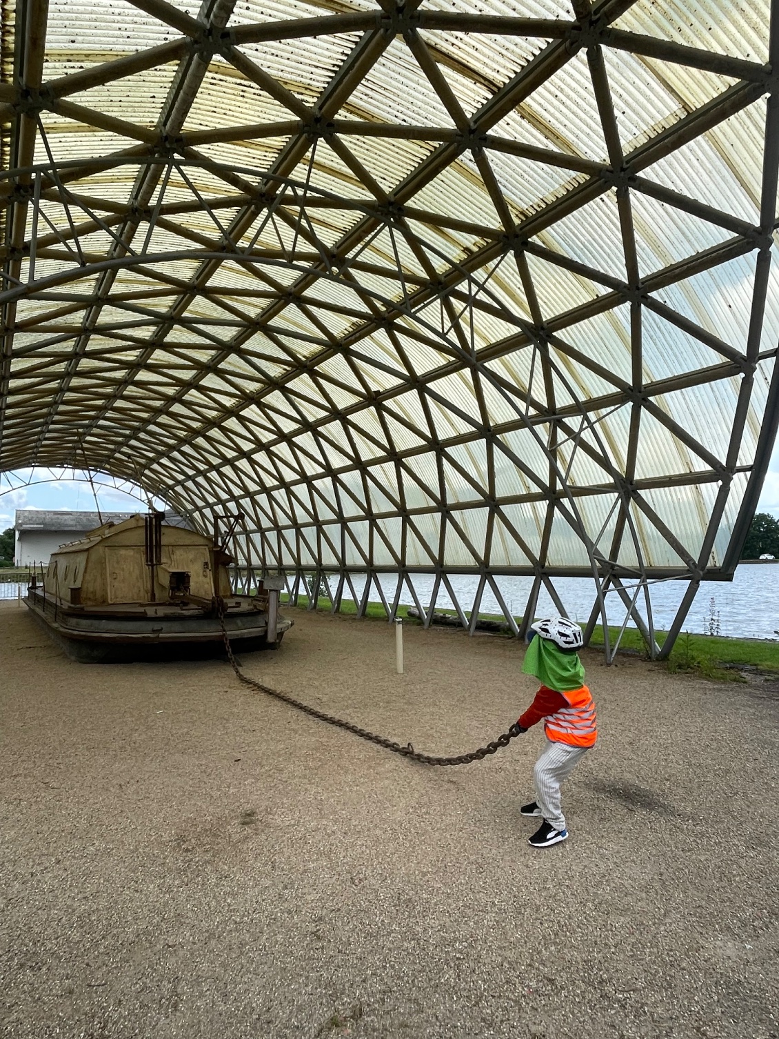 Toueur électrique. Il pouvait tirer jusqu’à dix péniches dans le tunnel. (1893 à 1987)