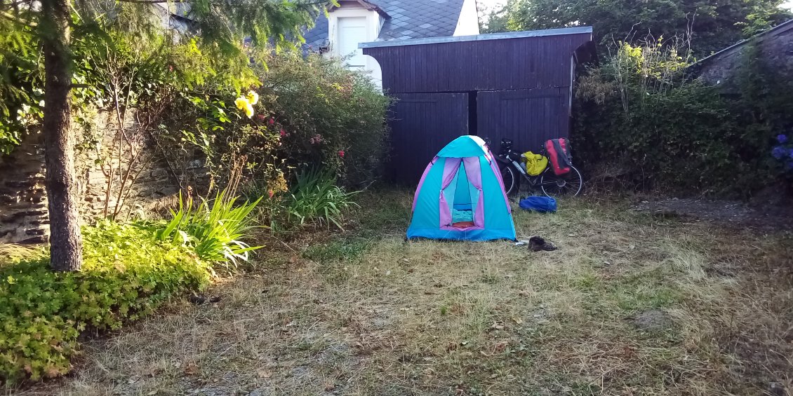 La tente commence à avoir vraiment une drôle d'allure ! 😄