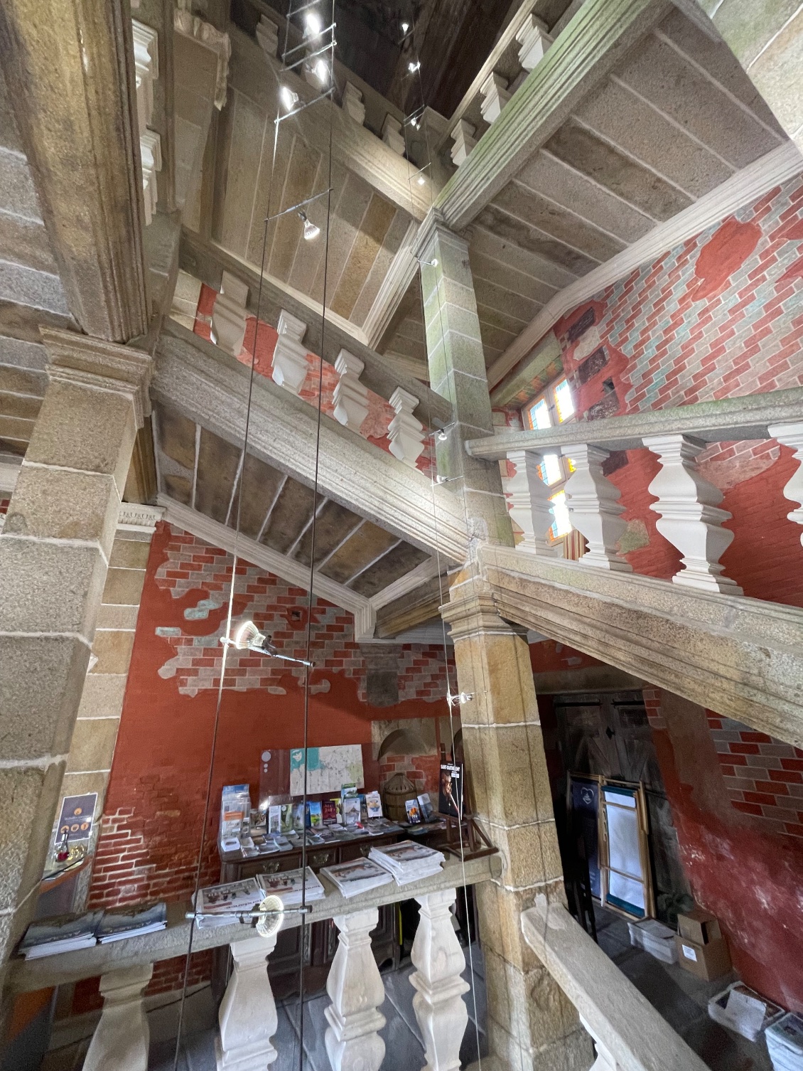 Escalier château Montgommety