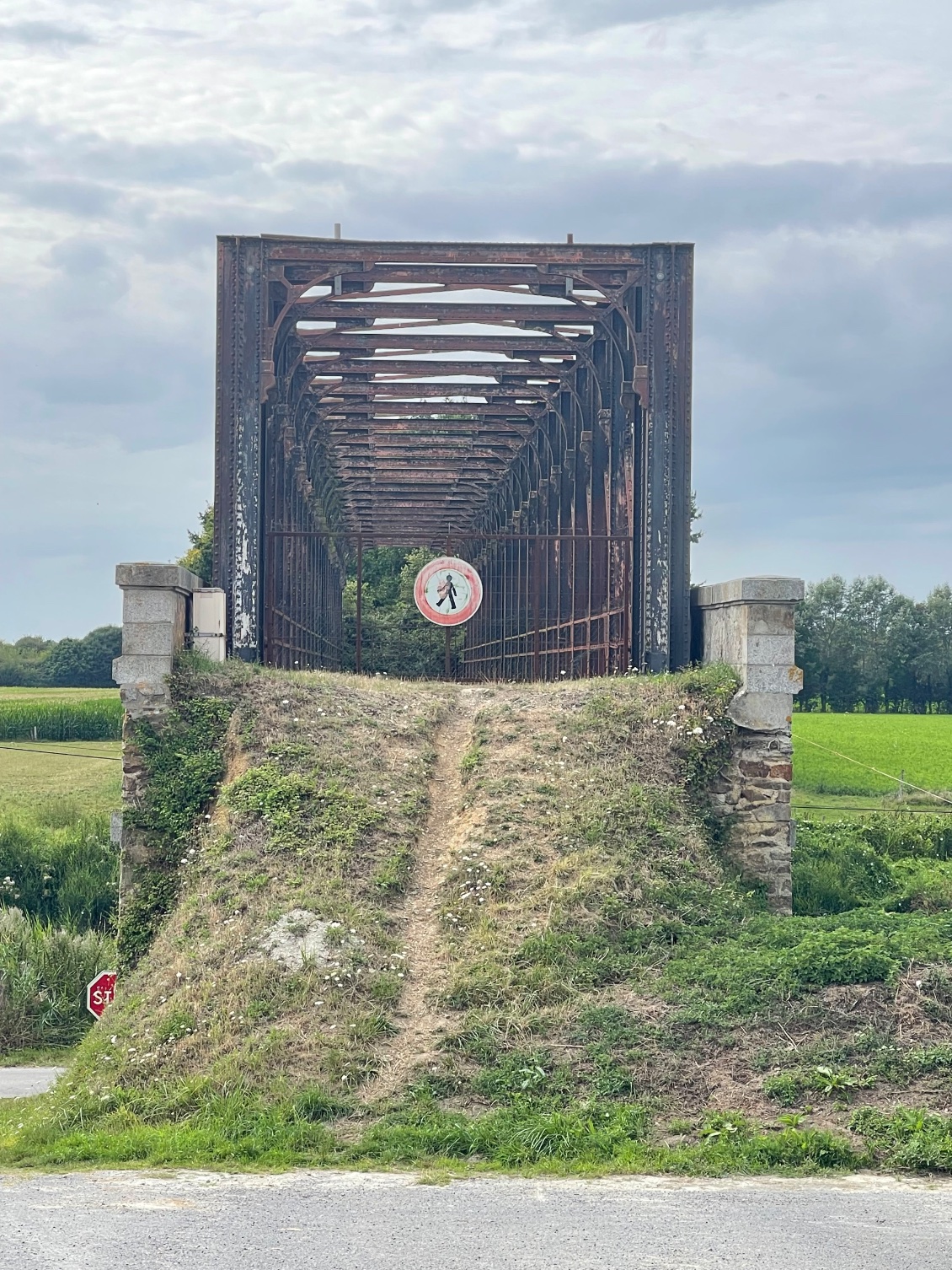 Ancien pont sur la Selune
