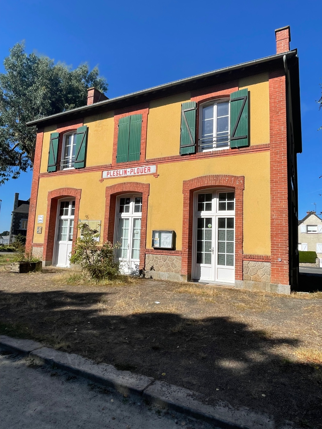 à Pleslin