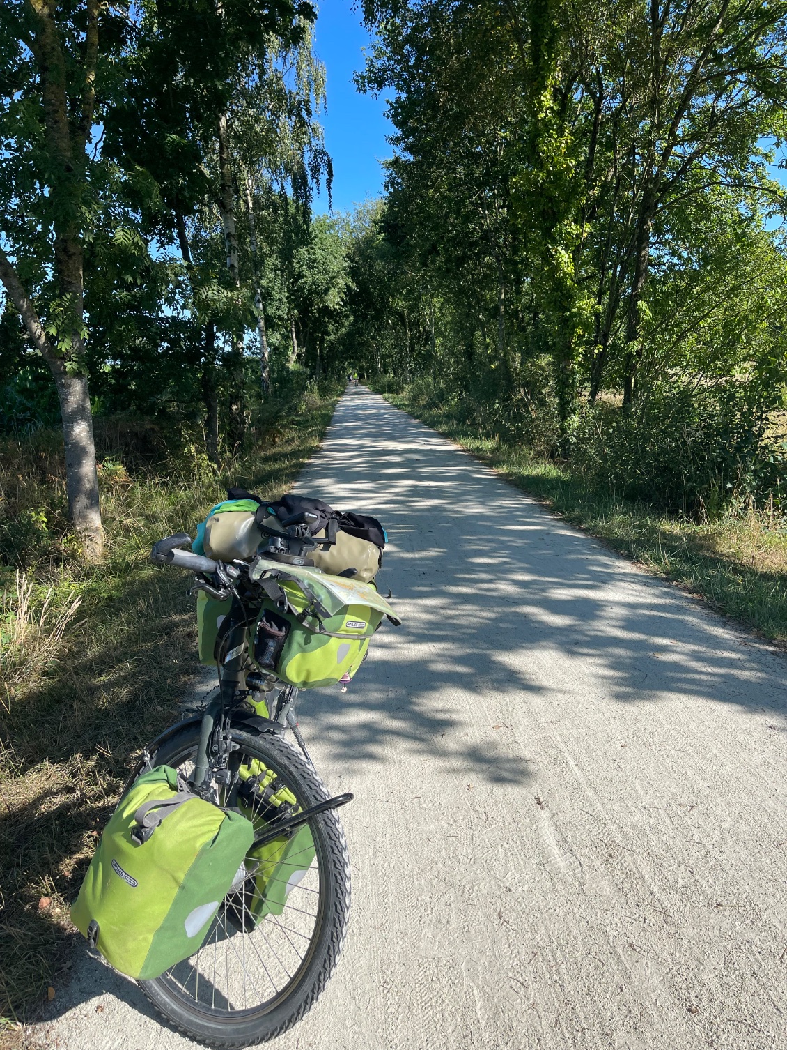 J’aime bien ces anciennes voies ferrées bien ombragées