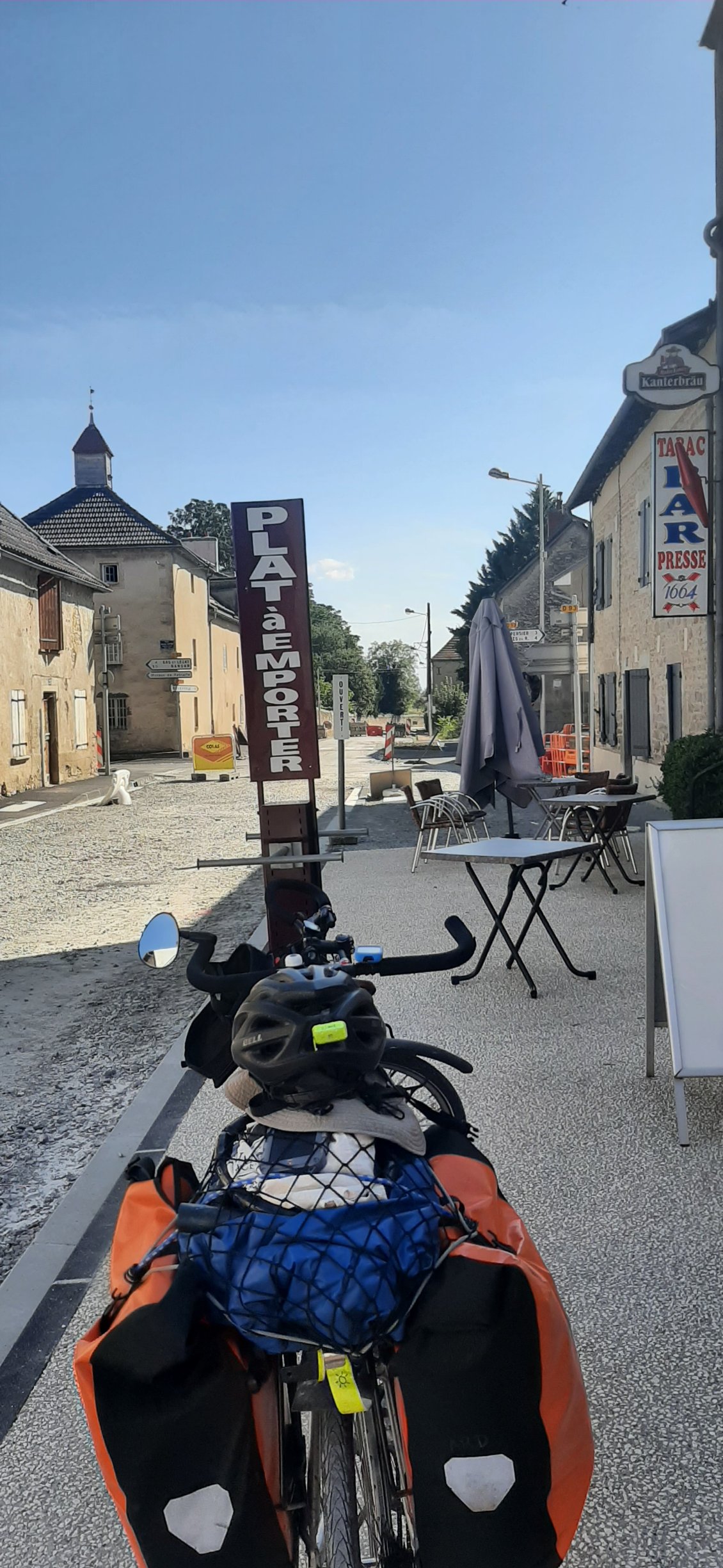La terrasse était là, mais pas le cafetier...