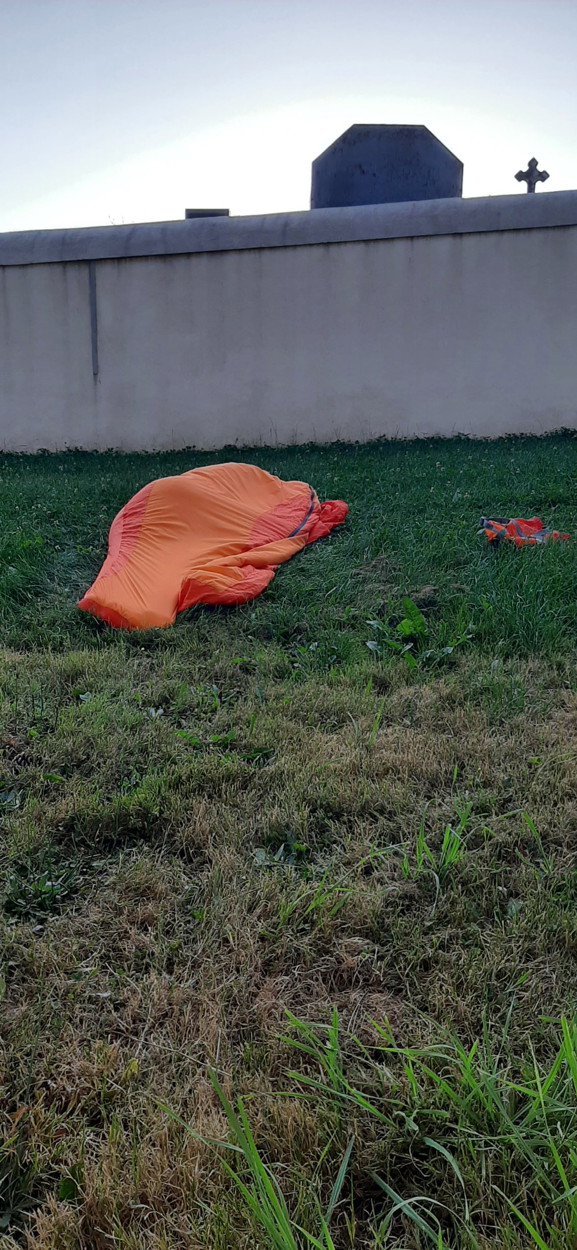 Bivouac au sens le plus léger du terme. Un duvet, et c'était presque trop, vu les températures.