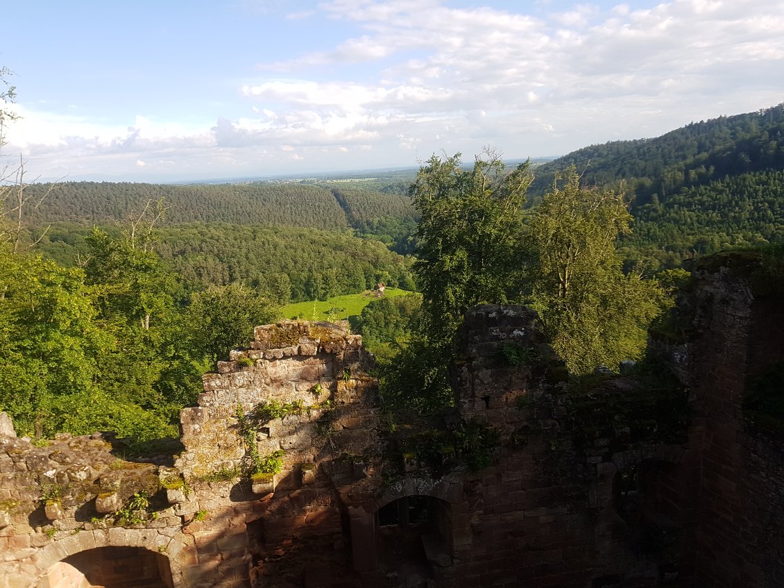 Vue depuis les hauteurs des ruines du Nouveau Windstein.