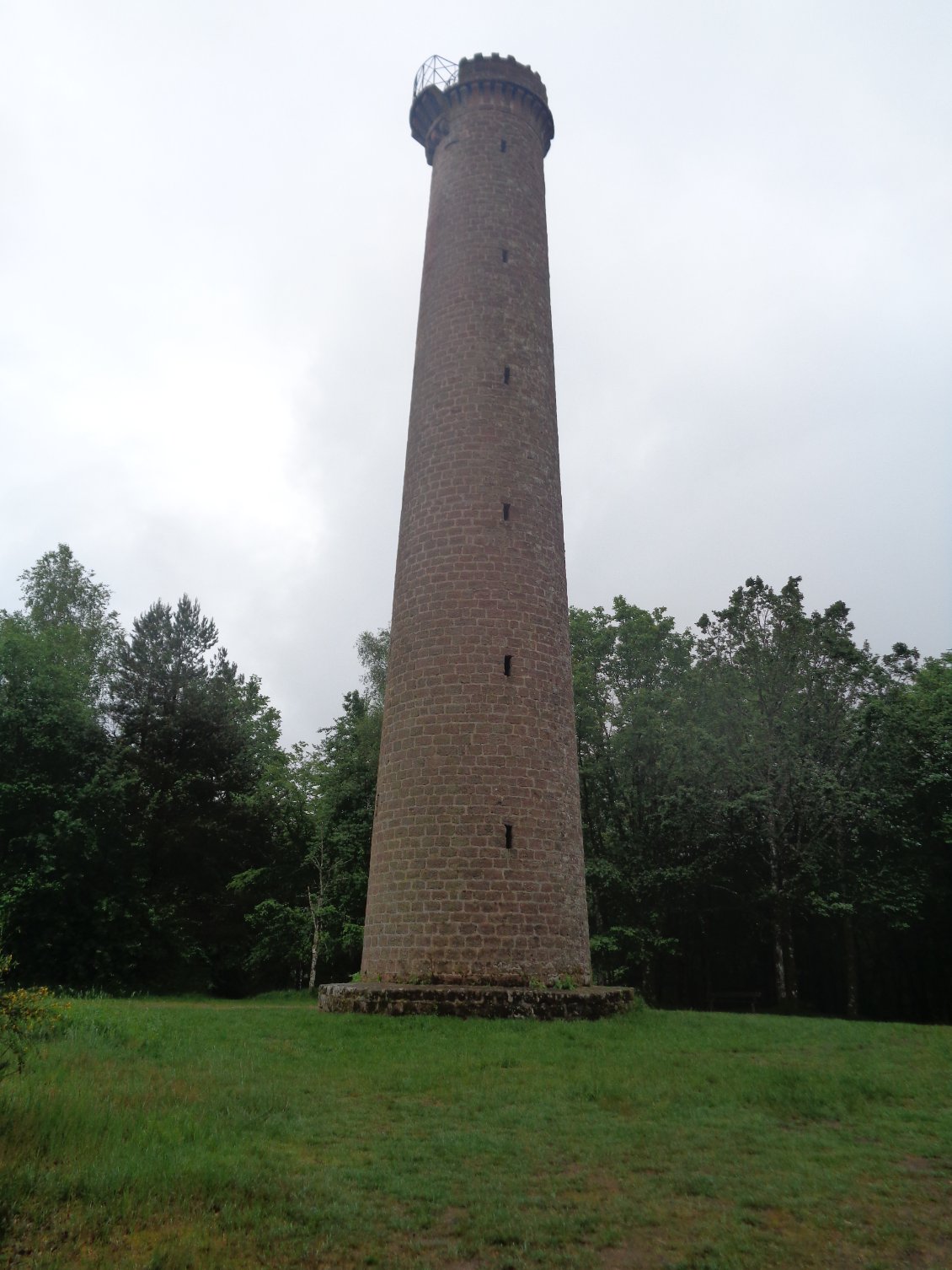 Tour du Grand Wintersberg construite en 1889-1890. Hauteur 25m, diamètre à la base 4,9m, diamètre au sommet 3m. Altitude 581m.