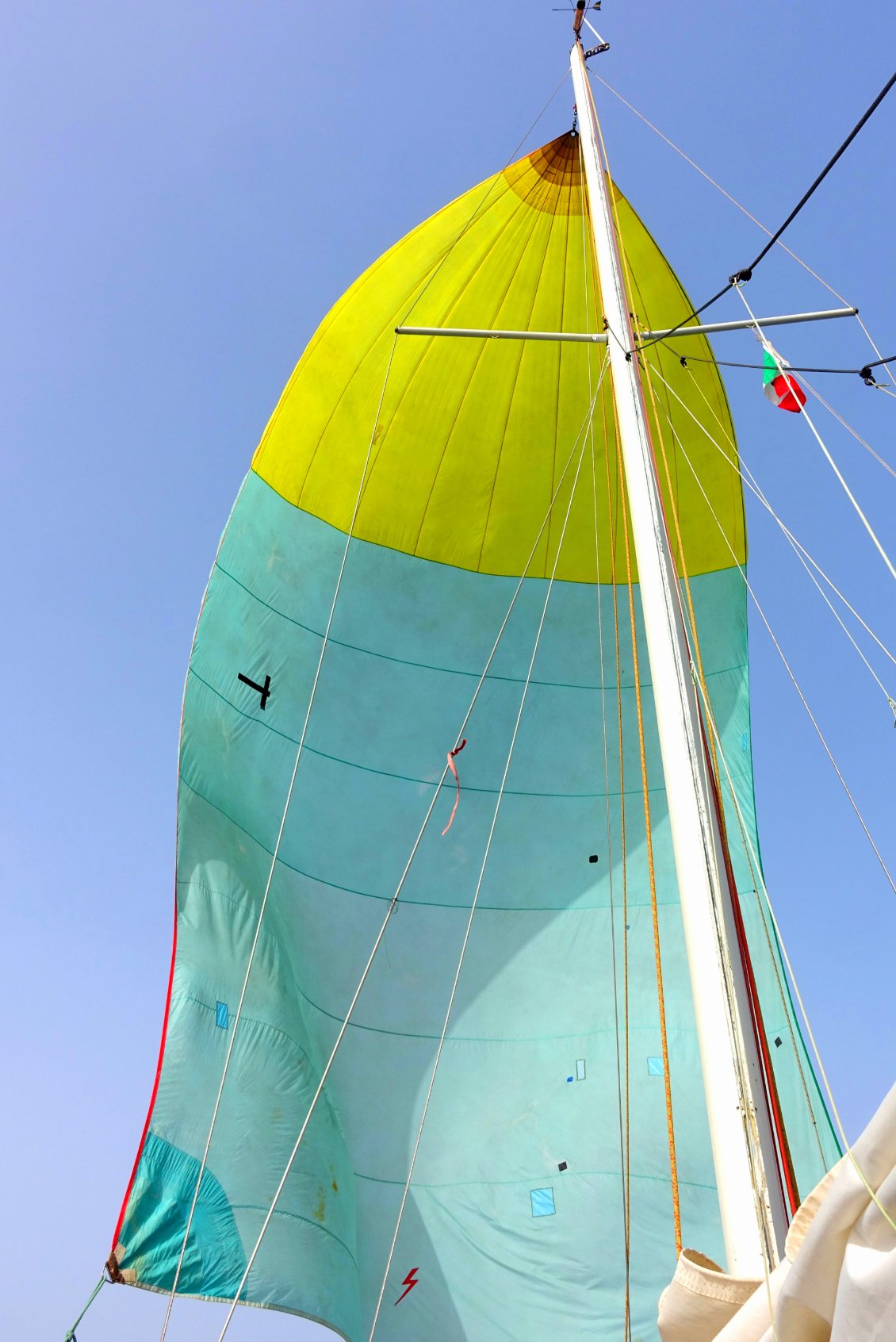 Le spi : une immense voile qui se gonfle comme un parachute et parvient à capter du vent à peine perceptible, et nous faire ainsi avancer à quelques noeuds appréciables.