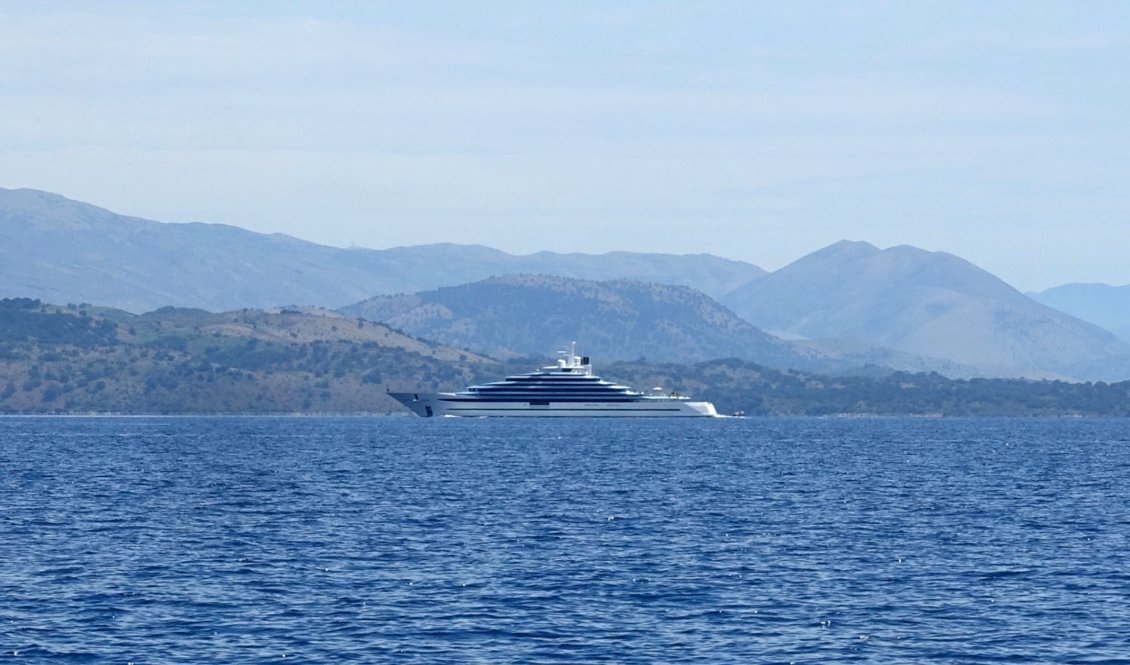 Un méga-yacht de milliardaire, il en existe environ 500 dans le monde. Prix d'achat : plusieurs centaines de millions d'euros, sans compter les œuvres d'art à l'intérieur dont la valeur dépasse le prix du bateau. Prix d'entretien annuel : dans les 30 millions d'euros. Utilisation annuelle : environ deux semaines. Personnes à bord hors équipage : une quinzaine.