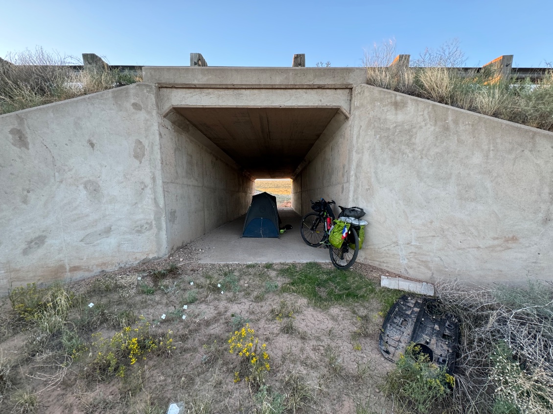À l’abri, mais passage de véhicules sur la route, dommage