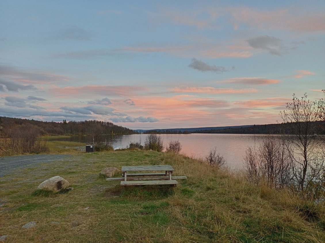 Très beau bivouac en bord de lac, malgré les campings car qui squattent.
