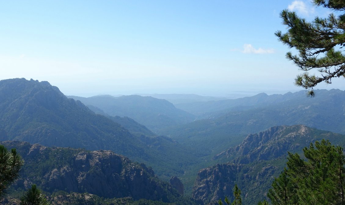 Arrivé à Porto-Vecchio depuis la Sardaigne, je monte dans les montagnes corses pour une semaine de marche jusqu'à Ajaccio. Après presque un mois sur un voilier, la reprise de la marche en plein été est abrupte.