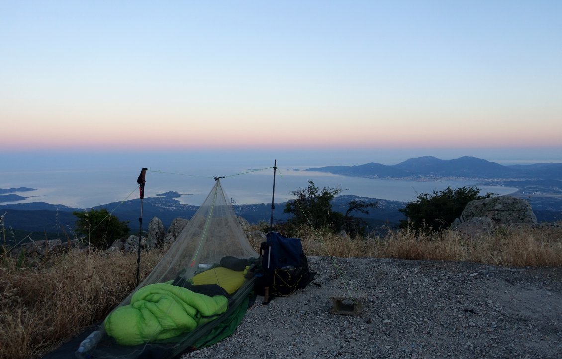 Au petit matin : dernier bivouac avant de prendre le ferry pour Marseille où je retrouverai mon vélo pour finir ce long voyage !
