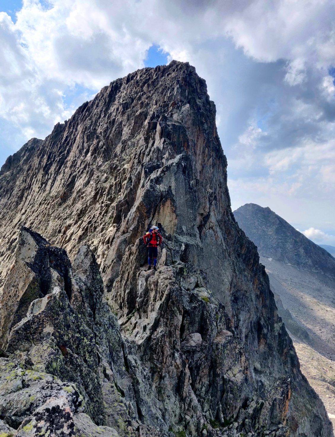 Après cinq heures d'ascension délicate et à 200m du sommet, nous sommes bloqués sans matériel d'alpinisme. Obligés de faire demi-tour.