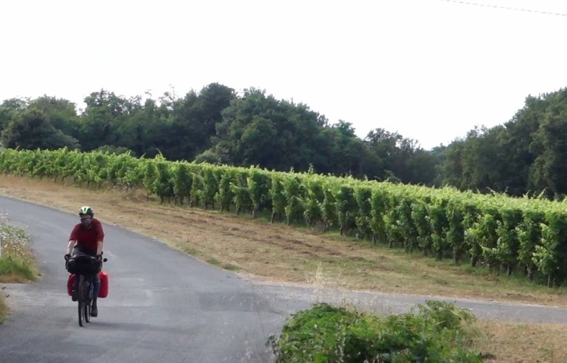 Après cette escapade pyrénéenne, je reprends mon vélo pour pédaler deux jours jusqu'à ma destination. Je traverse comme un éclair les Hautes-Pyrénées, le Gers, le Lot-et-Garonne et enfin la Gironde. J'arrive dans le vignoble du Libournais, un lieu familier familier qui semble m'avoir vu hier...