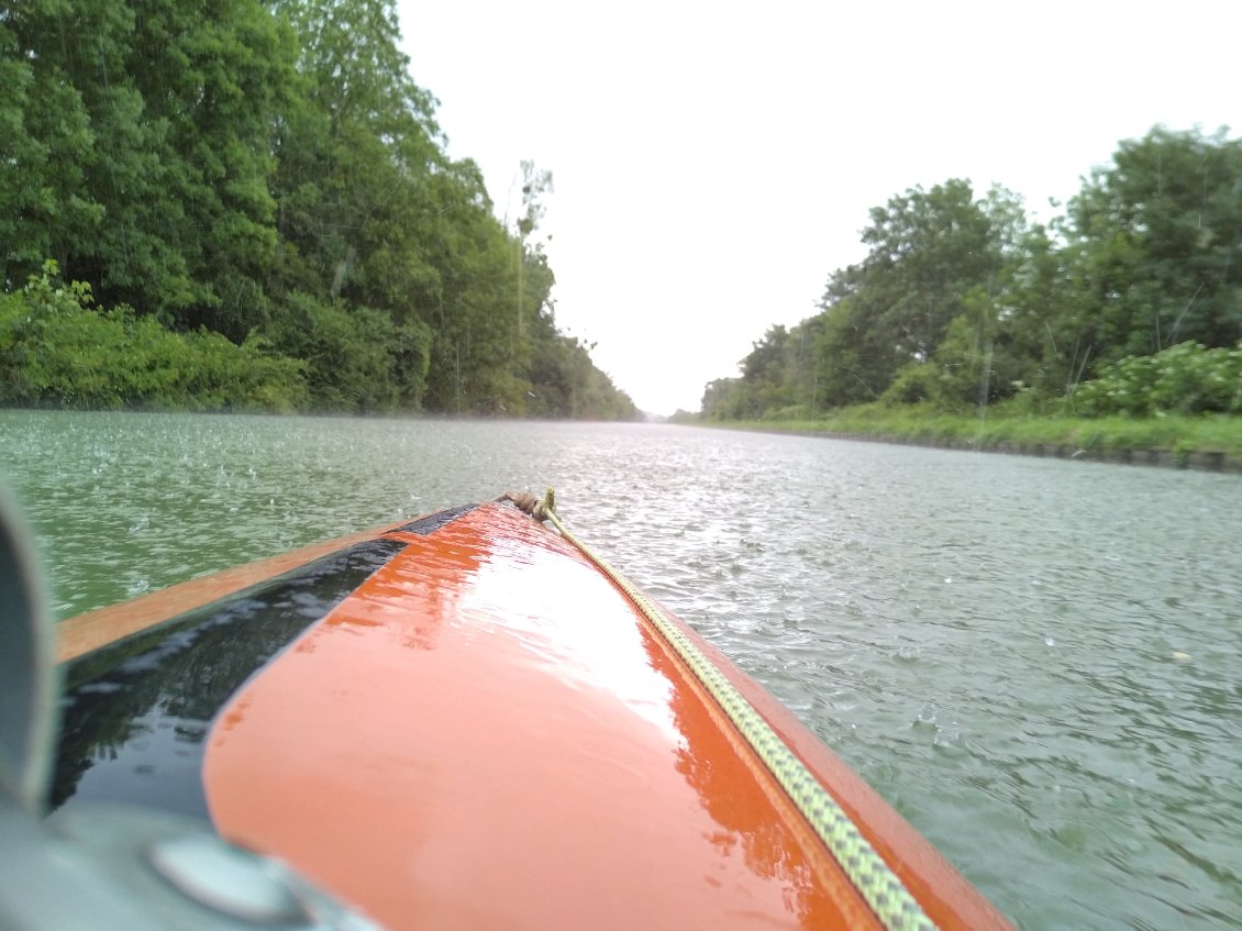 La pluie sur le canal de Bourgogne