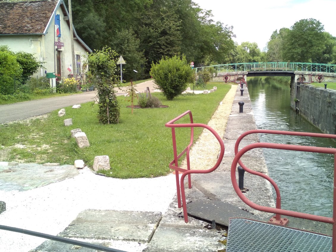 Une écluse avec pont