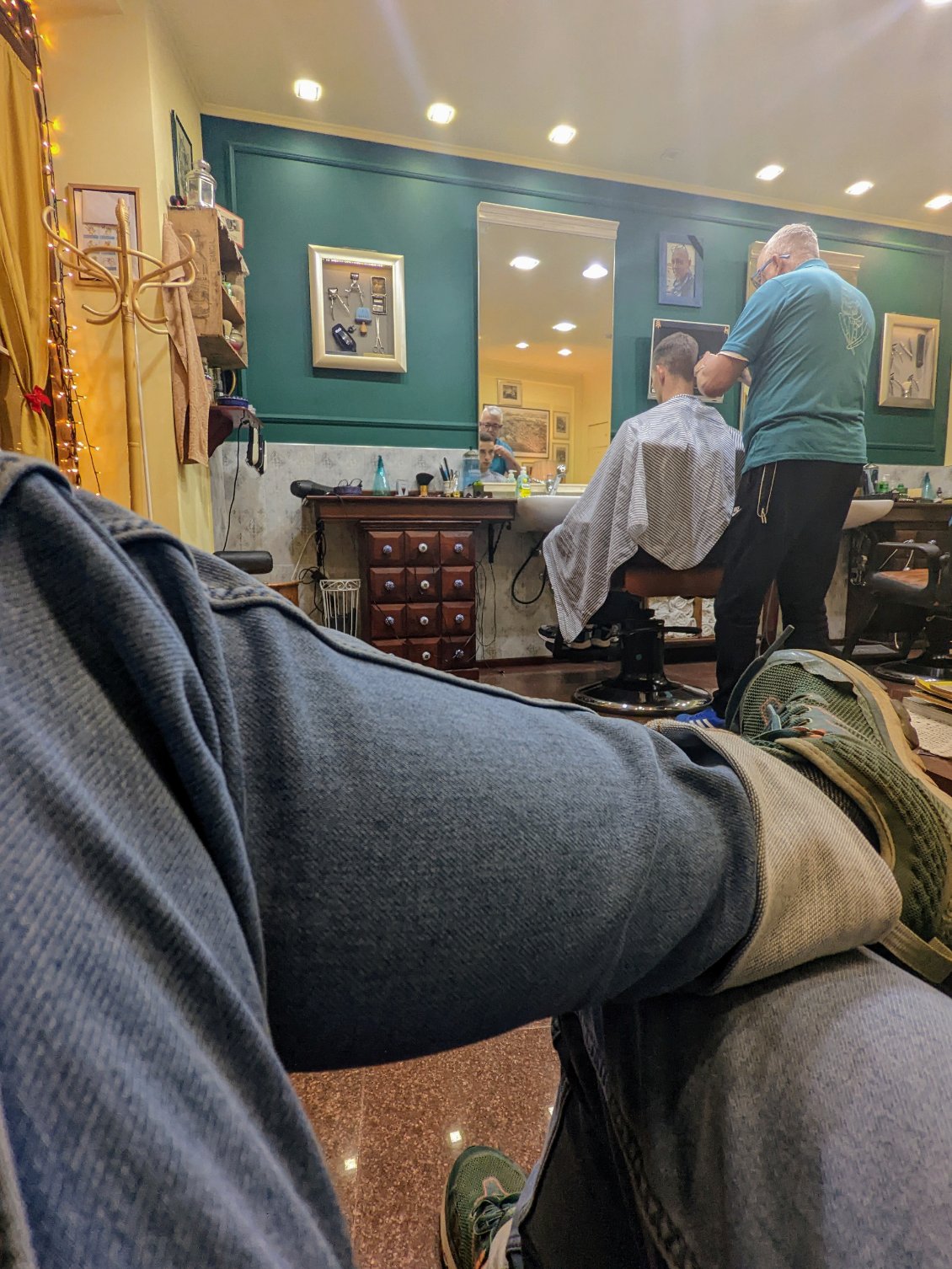 En attente d'une petite coupe de cheveux