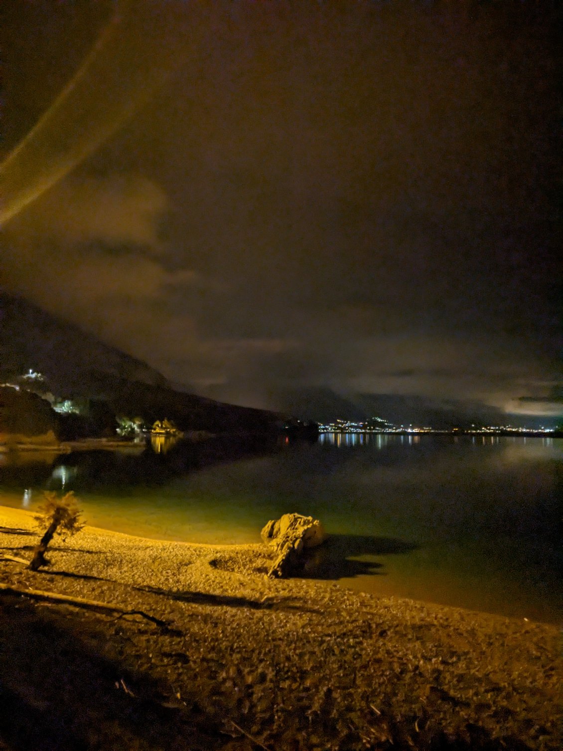 Contemplation du clapotis des vagues avant d'aller au lit.