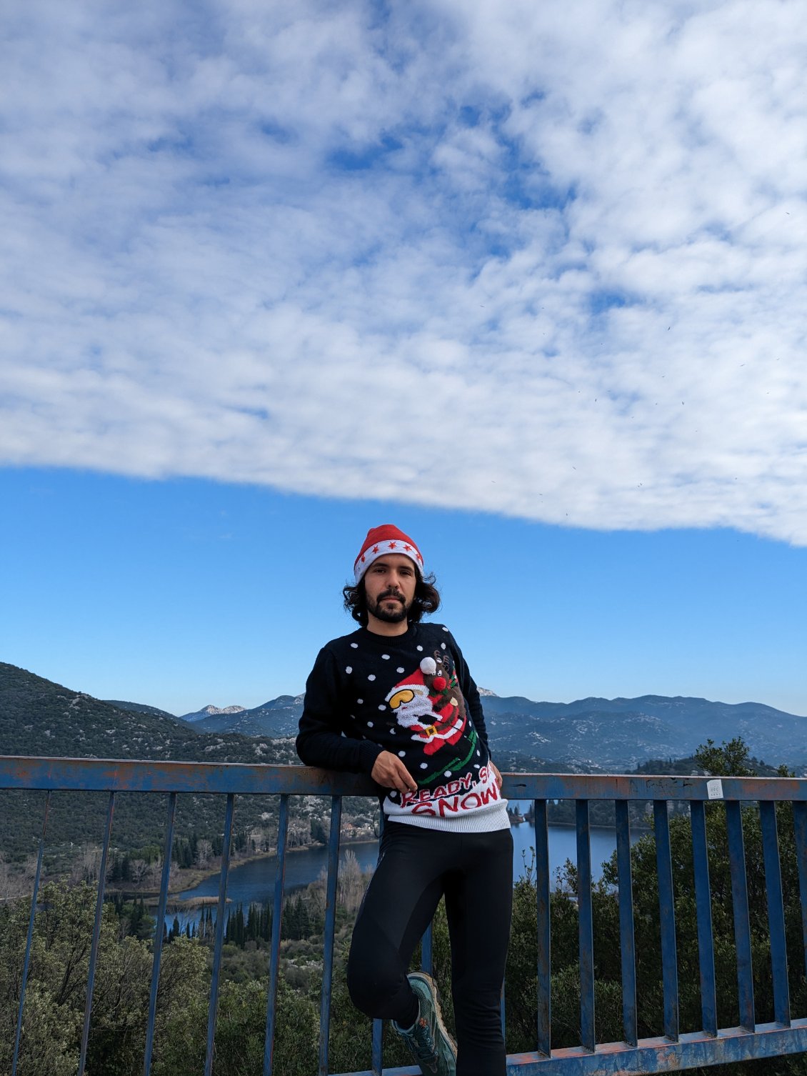 Pull de Noël et legging, le style à toute épreuve.