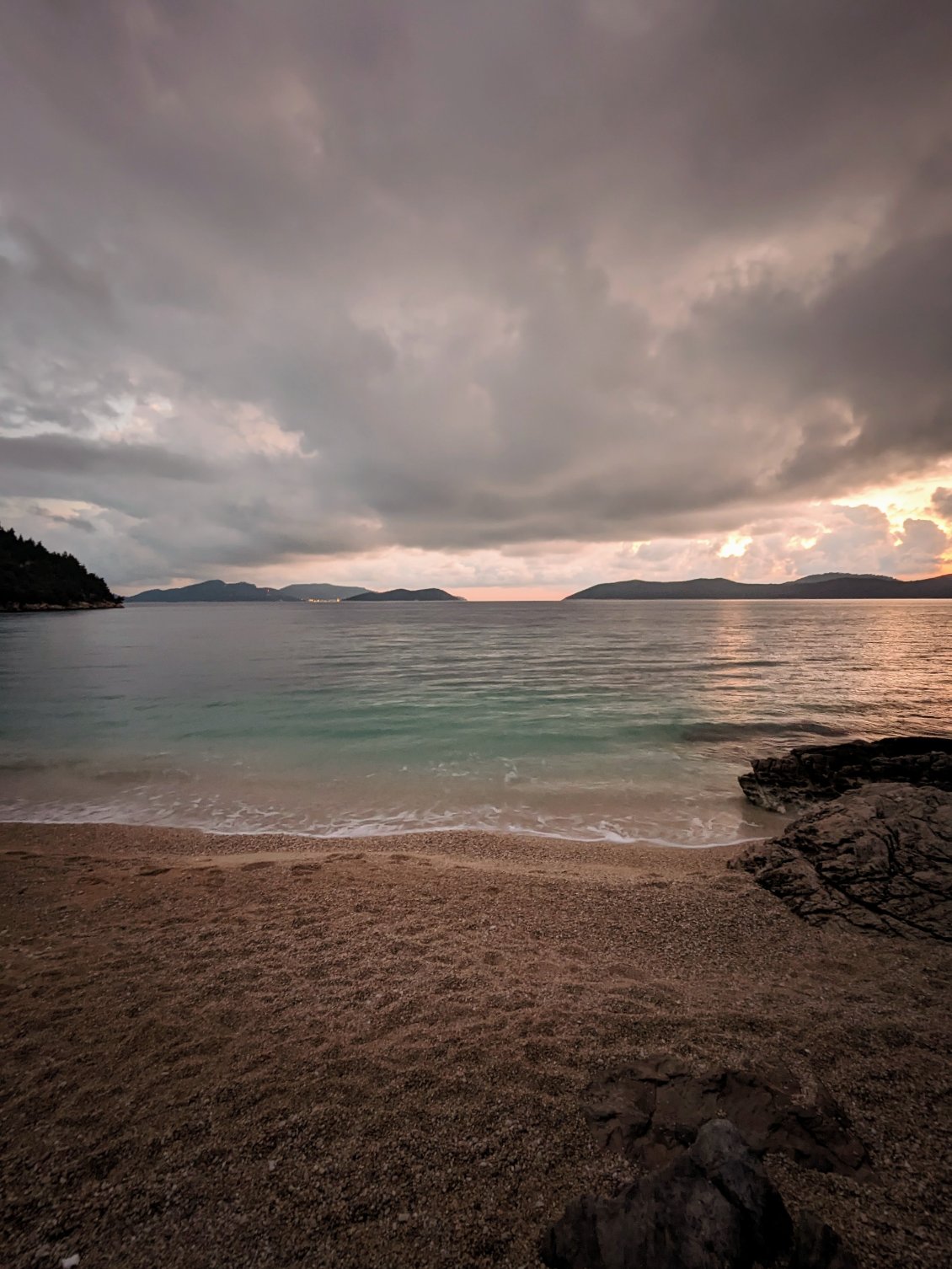 Les nuages sombres s'accumulerent et une quantité d'eau importante tomba dans la nuit.