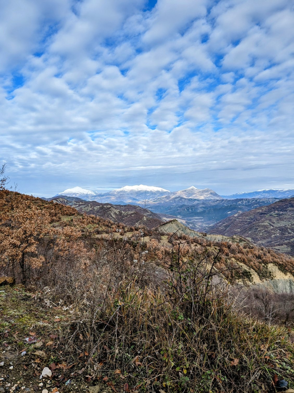 Vue panoramique sur le Valamara enneigé