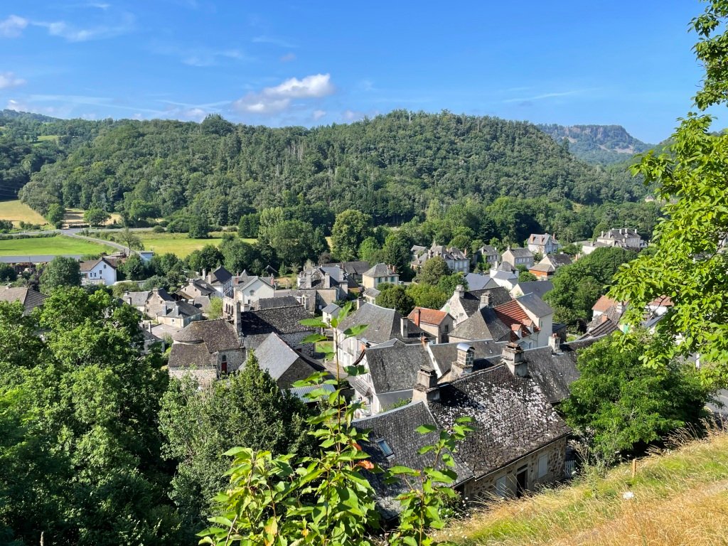 Antignac : détour pour quelques achats à la boulangerie/épicerie