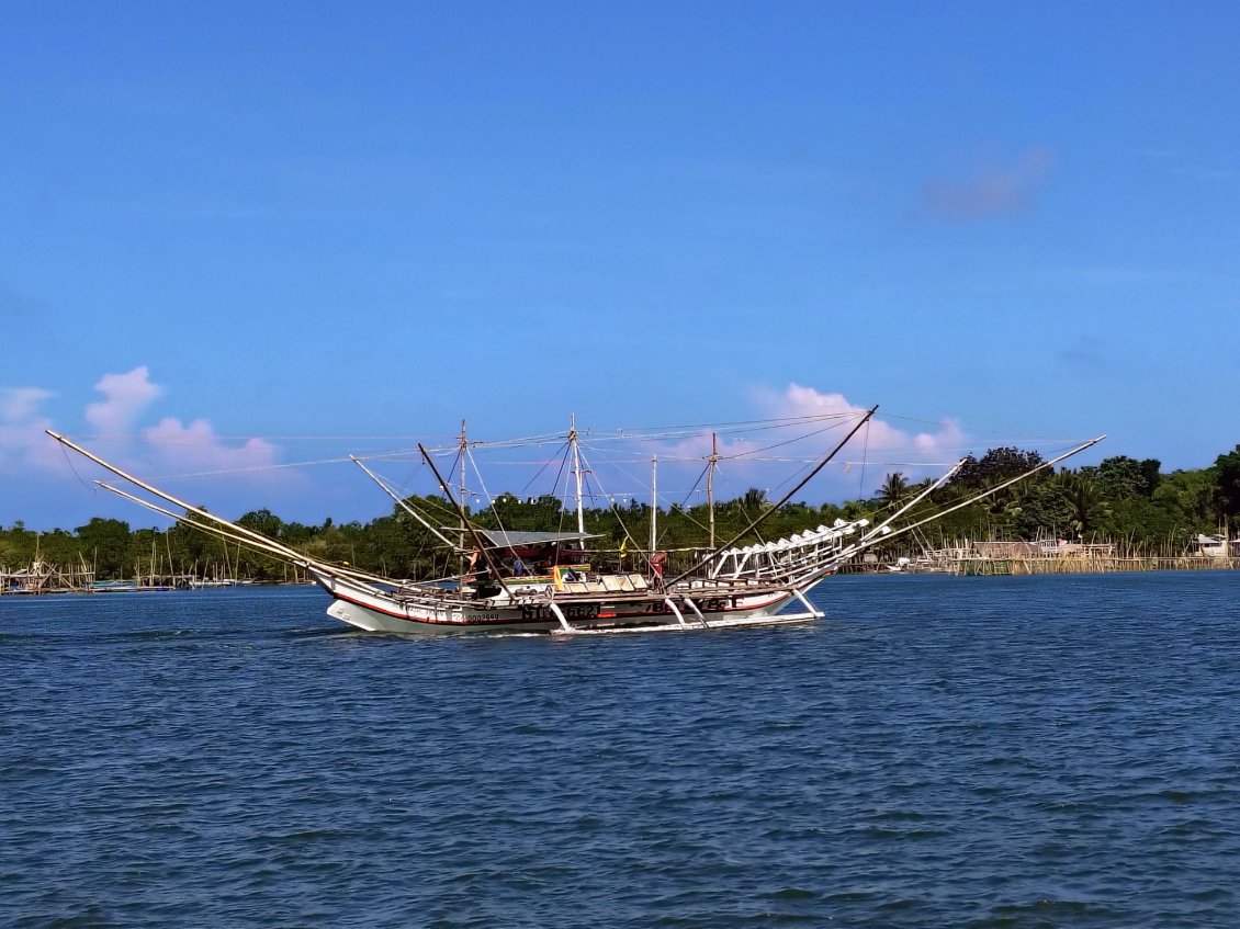 Un bateau de pêche. Il s'agit du "gros format". Les bateaux de cette taille partent généralement en début d'après-midi pour revenir au matin.