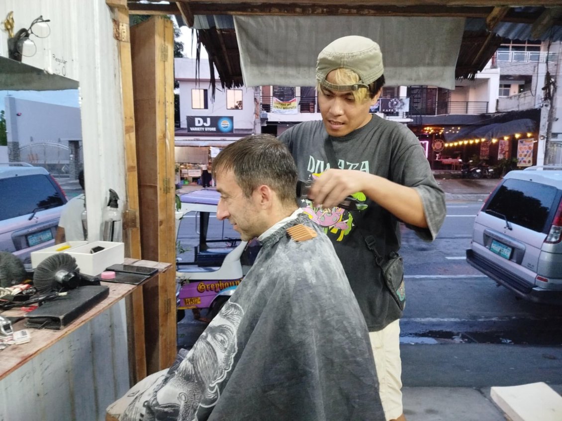 Avant le début du match, j’ai le temps de tester le coiffeur de l’autre côté de la rue, recommandé par le conducteur du tricycle. Compter 70PHP - 1.10€ pour une coupe.