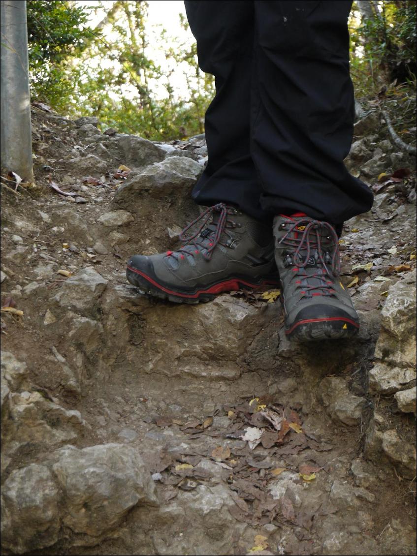 keen durand Mid WP - les chaussures en action dans les roches