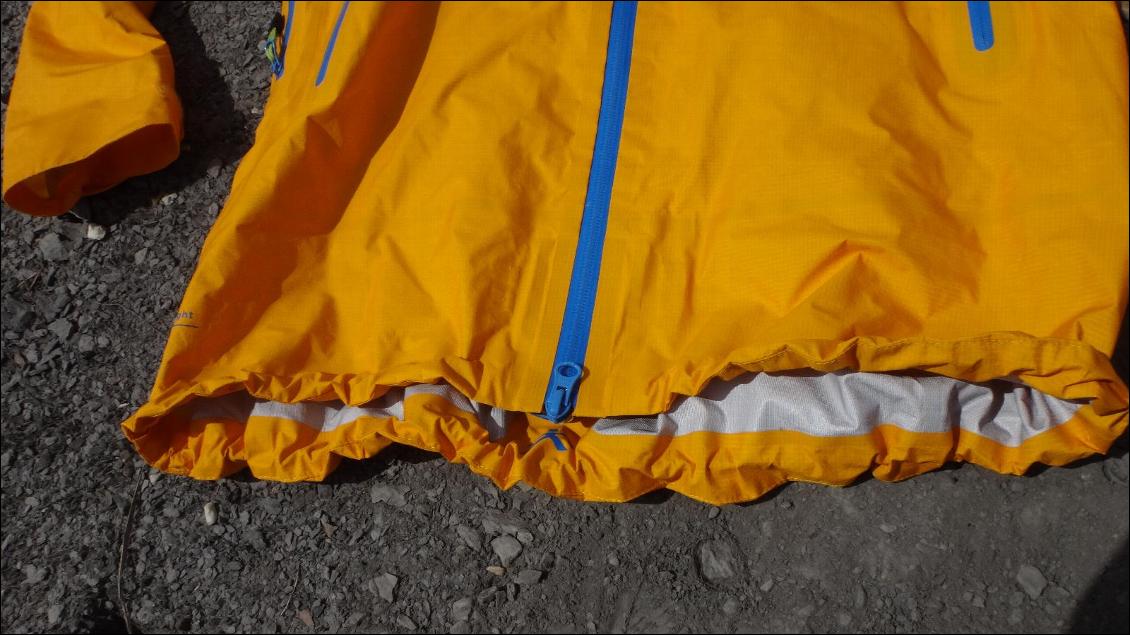 Zip principal Ykk étanche double curseur, et taille réglable par double cordon élastique réglable d'une main via les poches mais ne reste pas bloqué lorsqu'on serre à fond