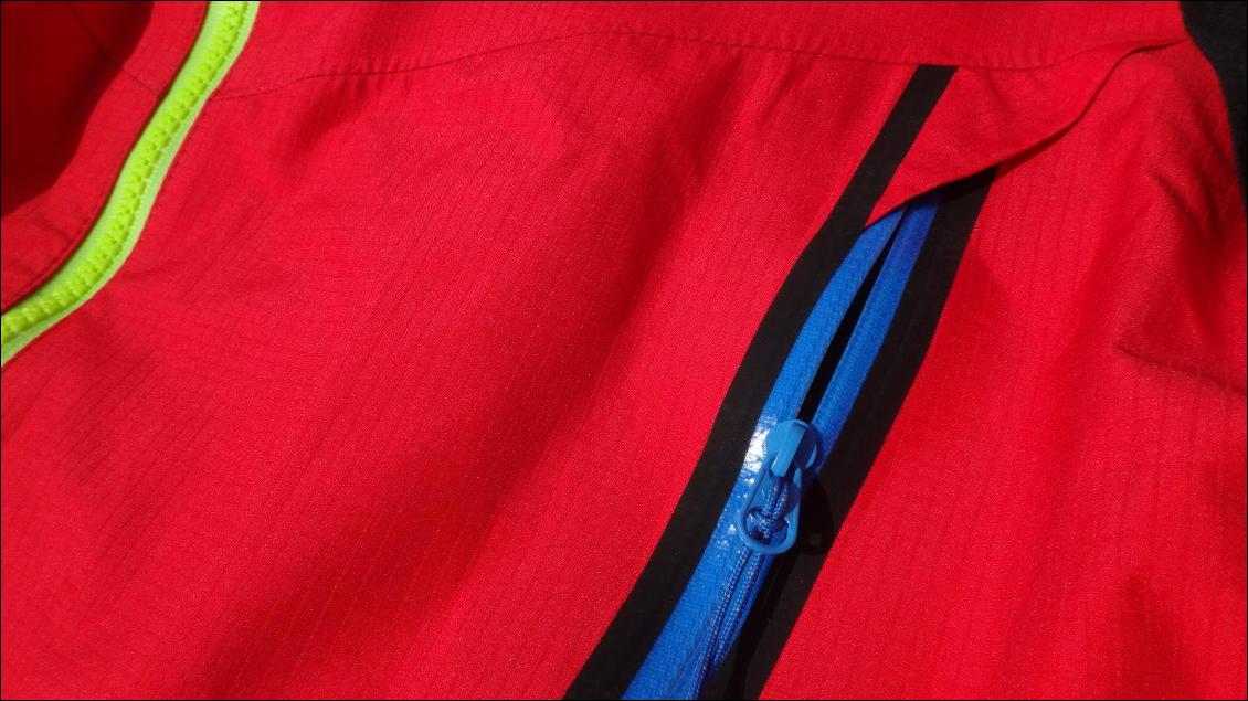 2 poches de poitrine assez grandes, zip étanche YKK