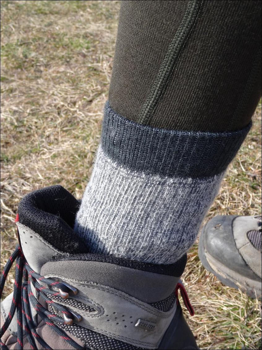 Portée avec des chaussures hautes de randonnée