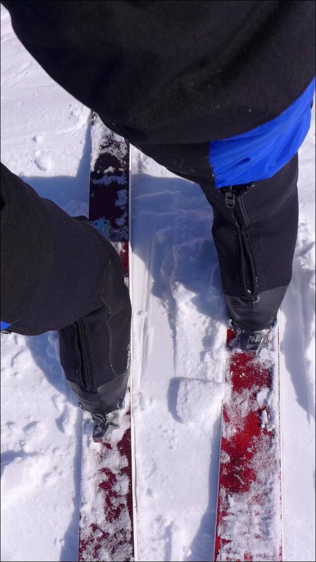 Dés lors que l'on fait un minimum d'effort, par -25°C et jusqu'à -30°C, avec une chaussure classique de ski de randonnée type Scarpa Maestrale RS, l'isolation fournie par les surbottes est efficace et suffisante.