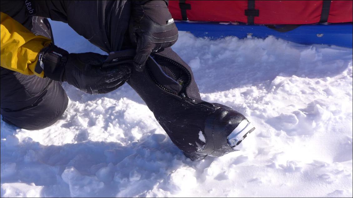 Un zip à très grosse crémaillère YKK Heavy Duty (qui semble indestructible) permet une ouverture / fermeture frontale de la surbotte, de la pointe du pied au tibia. Cela permet un accès aisé à toutes les boucles de serrage de la chaussure, y compris le plus en pointe de la chaussure.