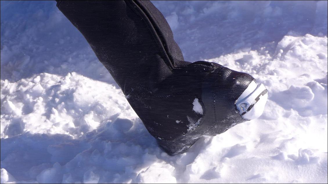 Nous avons opéré une découpe plus large que conseillée au niveau de la pointe du pied afin de faciliter l'enclenchement de la chaussure dans la butée avant de la fixation, quitte à perdre un peu d'isolation thermique et à provoquer une possible accumulation de la neige entre la semelle de la chaussure et la surbotte...