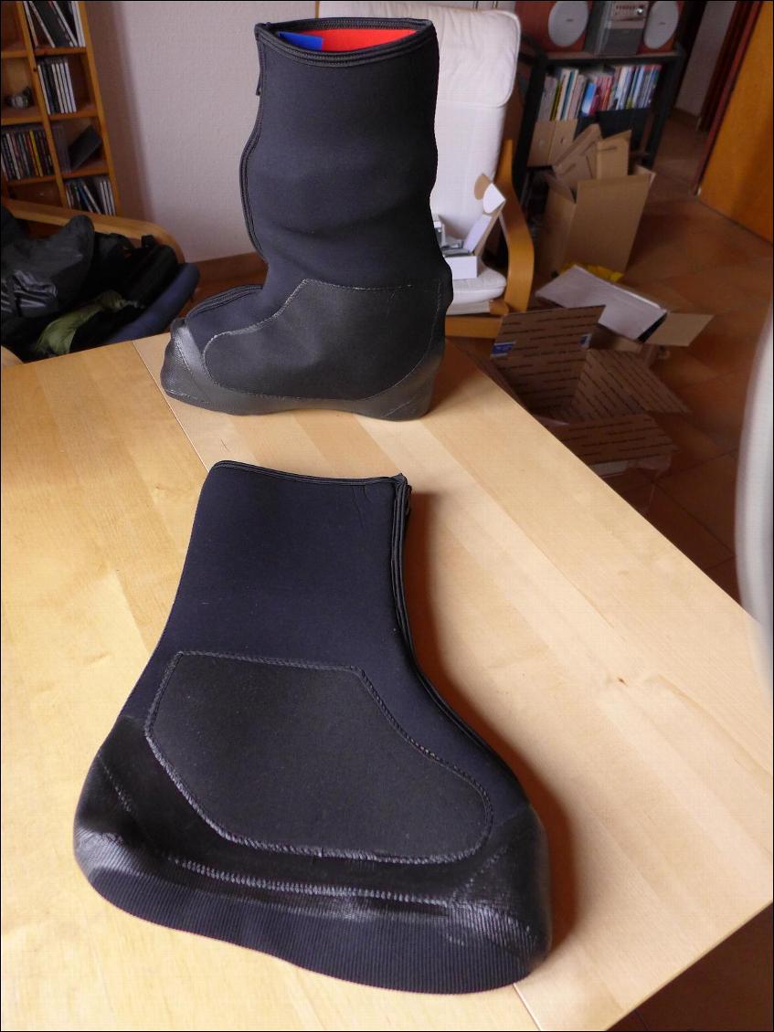 Sur l'intérieur de la cheville, le néoprène est recouvert d'un panneau en cordura qui protège la surbotte des coups de carres et de crampons.