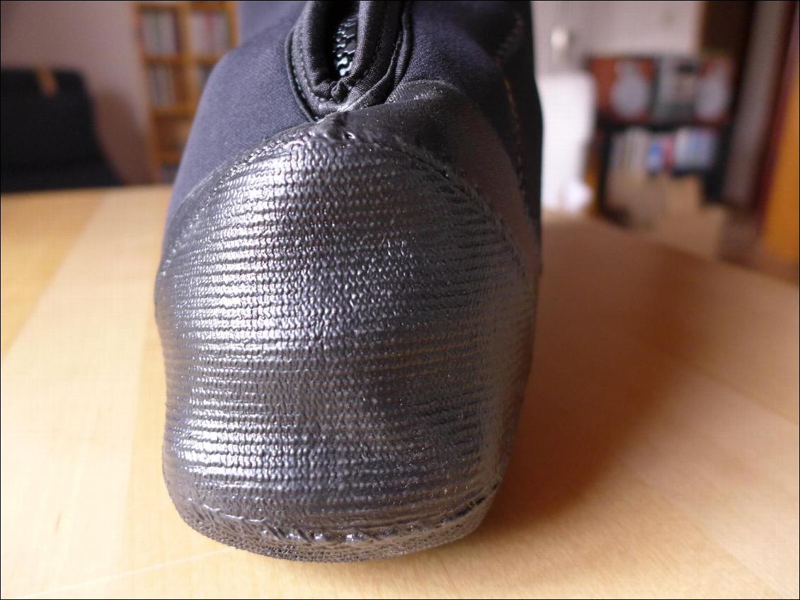 L'avant du pied ainsi que le talon sont recouverts d'une couche de polyglute qui les renforce encore.
